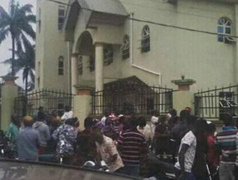 Ataque de homens armados contra igreja católica na Nigéria deixa dezenas de mortos