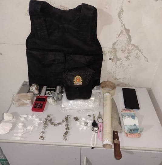 Drogas e armas são apreendidas em casa de suspeito de matar cabo da PM em Areia Branca