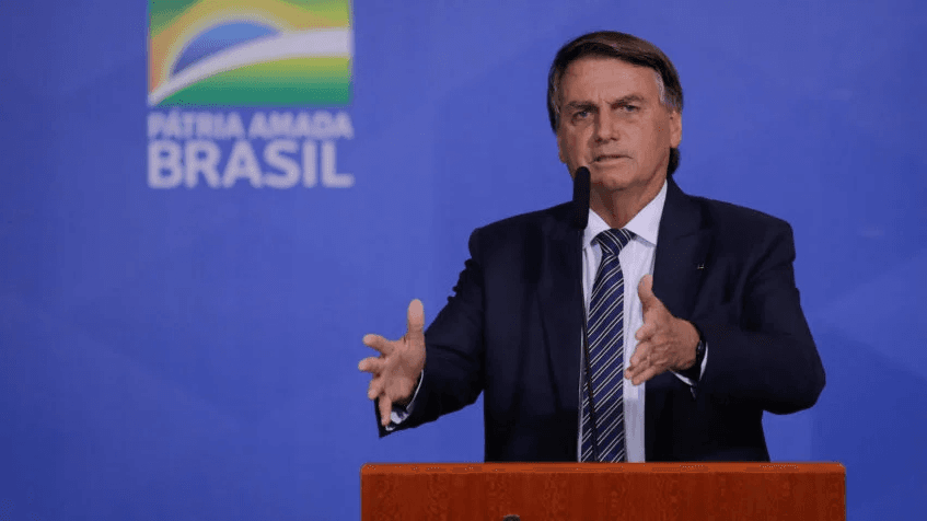 Bolsonaro chama Barroso de “sem caráter” e ataca Moraes