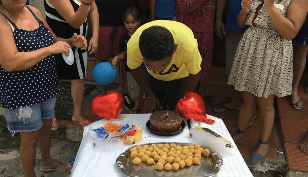 Ex-morador de rua ganha festa de aniversário pela primeira vez em 41 anos em Natal