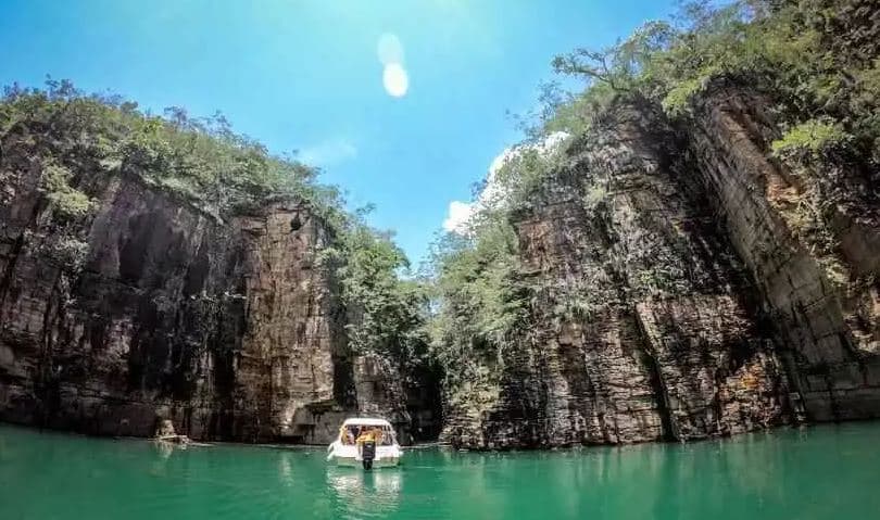 Duas pessoas morrem após embarcação virar durante ação de resgate no Lago de Furnas em Capitólio (MG)