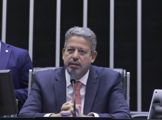 "Tem que renunciar imediatamente", diz Arthur Lira sobre presidente da Petrobras