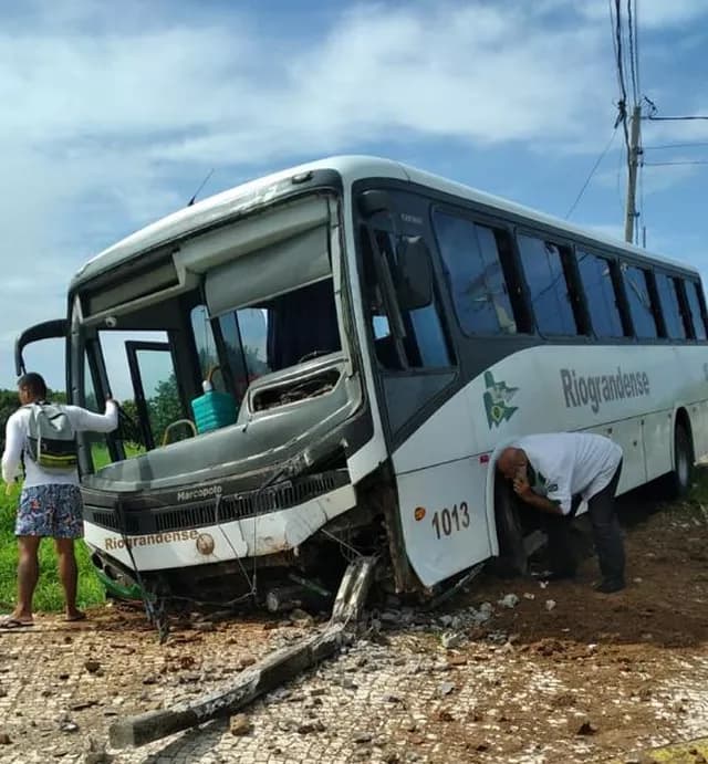 Turista uruguaia fica ferida em acidente de ônibus em Pipa