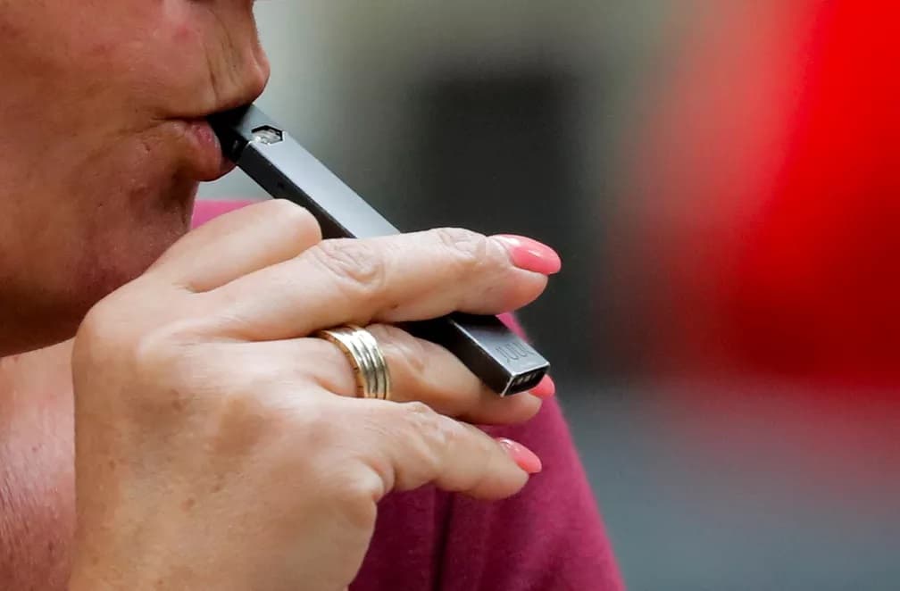 ‘É como fumar 20 cigarros por dia': os riscos dos cigarros eletrônicos que viraram ‘moda' entre jovens e adolescentes