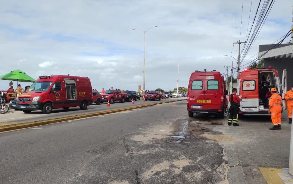 Mulher se afoga na praia de Miami e é salva pelos bombeiros