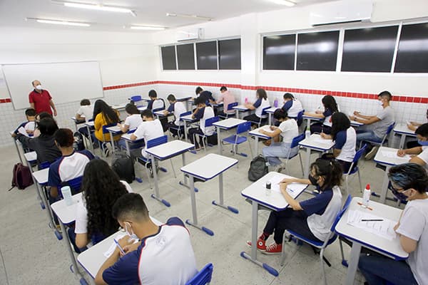 Prefeitura de Natal lança concurso para professores de ensino fundamental; salário de R$ 2.577,26