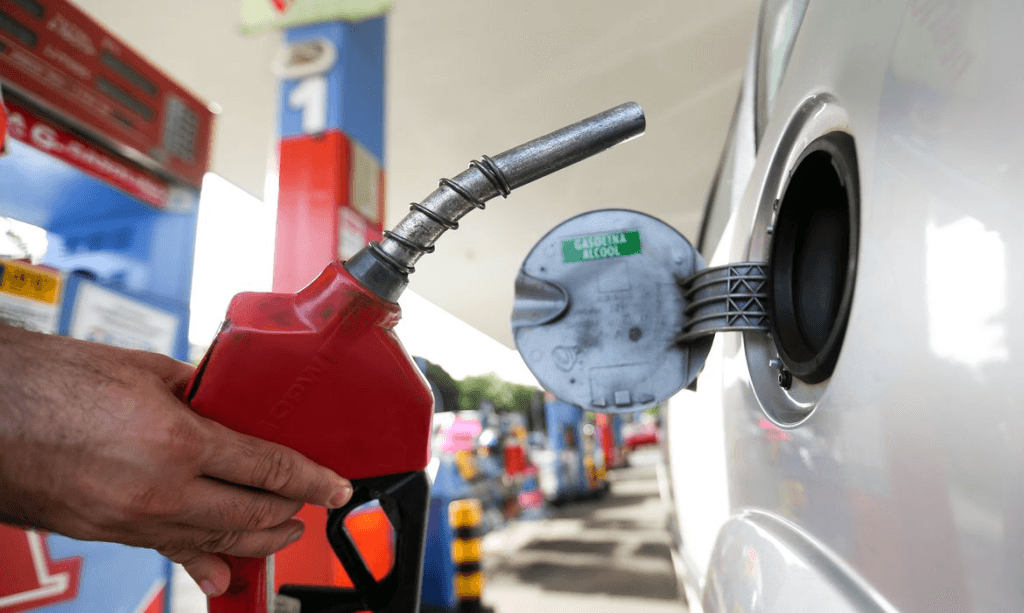 Gasolina fica R$ 0,20 mais barata a partir de hoje nas refinarias