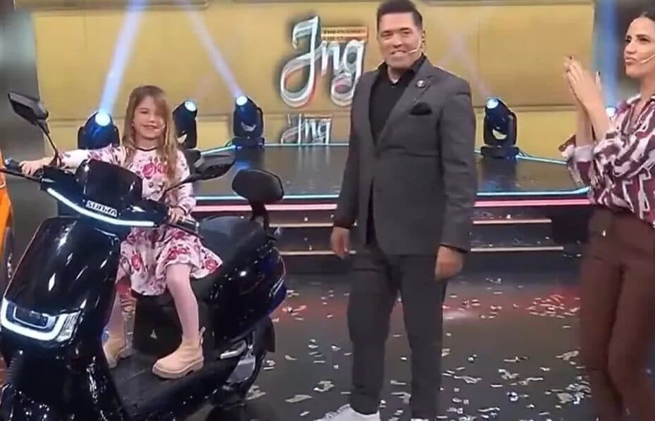 VÍDEO: Menina de 7 anos acelera moto ao vivo em programa de TV argentino e mãe se desespera
