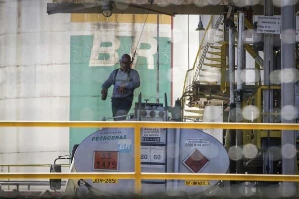 Petrobras anuncia redução de R$ 0,15 no preço da gasolina