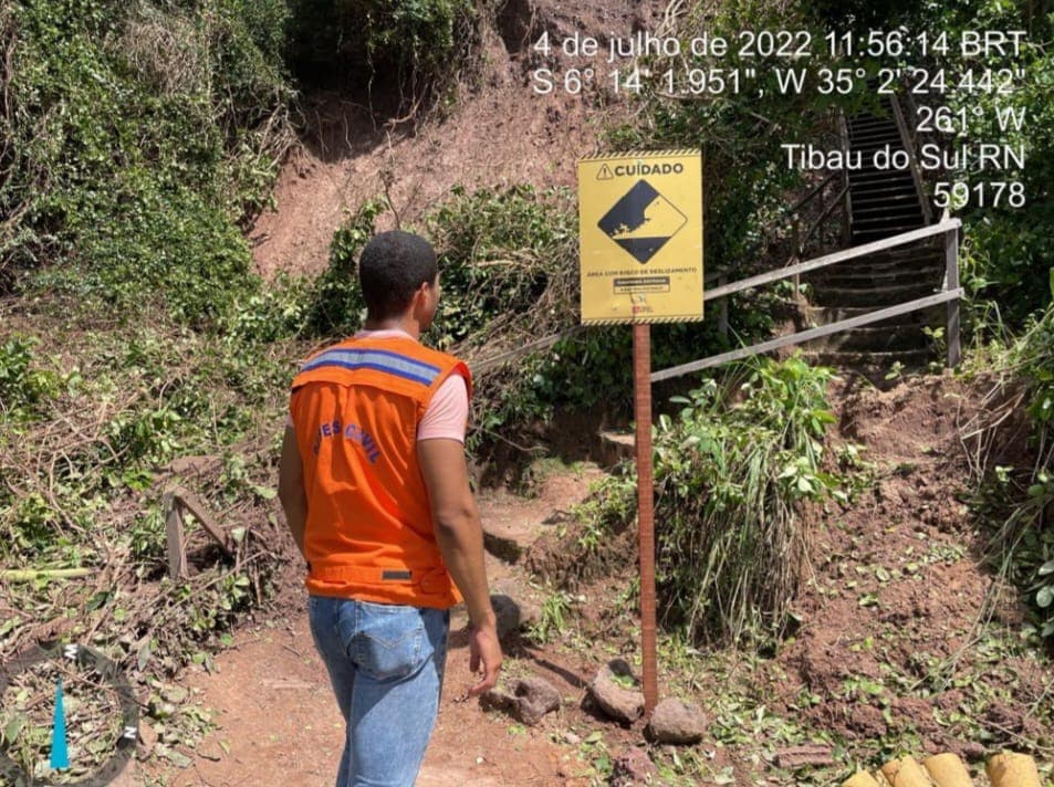 FOTOS: Tibau do Sul tem novos deslizamentos de terra em falésias