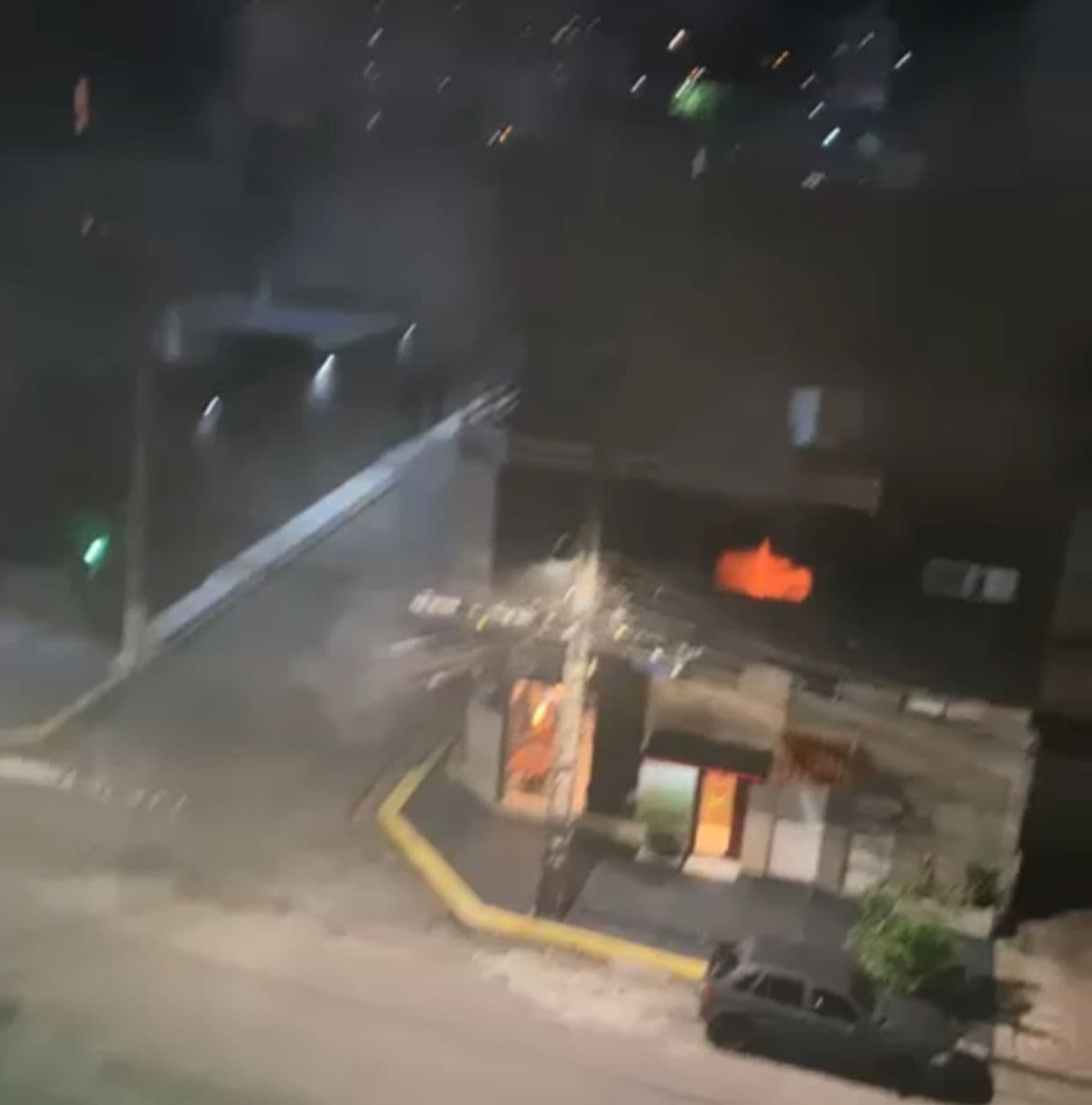 FOTO: Incêndio atinge imóvel em Petrópolis