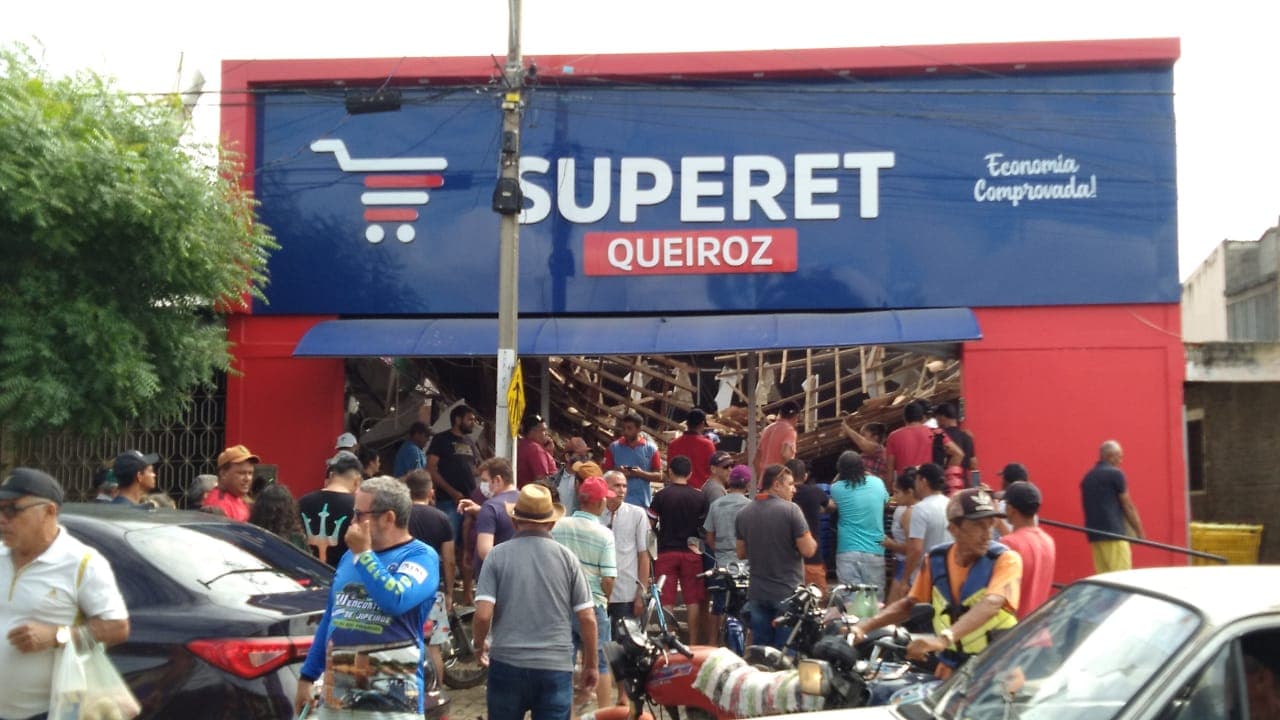 VÍDEO E FOTOS: Teto de supermercado desaba em Jardim de Piranhas e deixa feridos