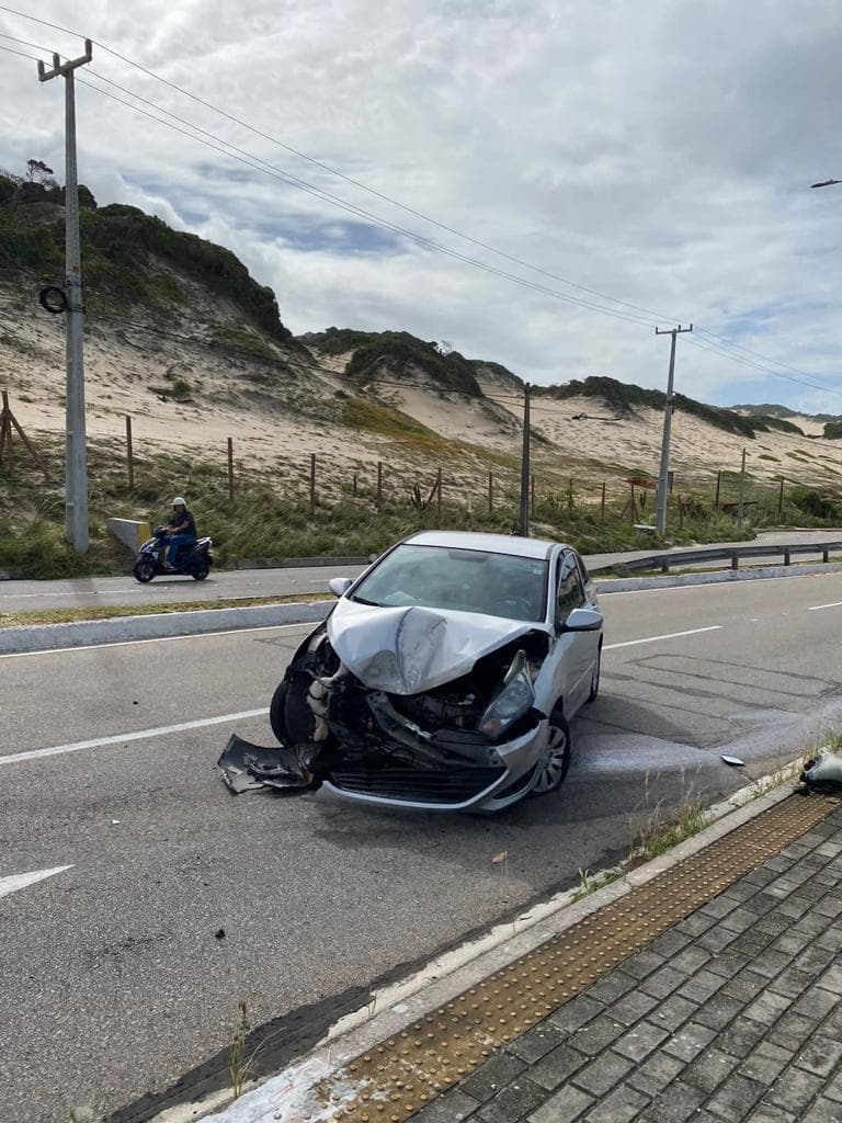 FOTO: Motorista perde controle e bate carro em poste na Via Costeira