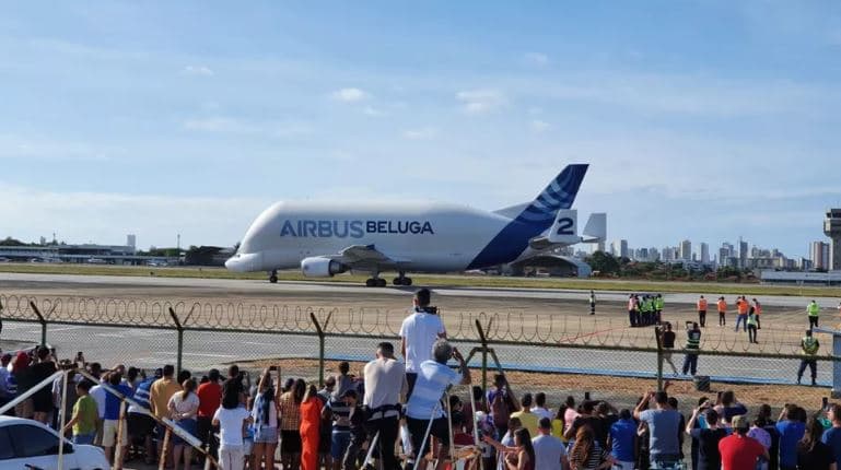 VÍDEO E FOTOS: Avião ‘baleia' Beluga pousa em Fortaleza em 1ª viagem à América Latina e atrai curiosos