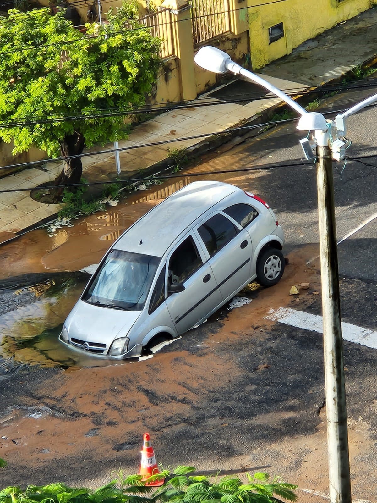 FOTOS: Carro é engolido por uma cratera no Tirol