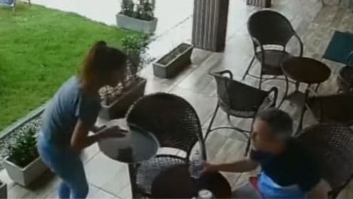 Turista americano que mostrou genitália para garçonete em Pipa já foi solto da prisão