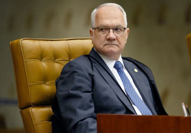 Fachin dá 5 dias para Bolsonaro se manifestar em ações sobre reunião com embaixadores