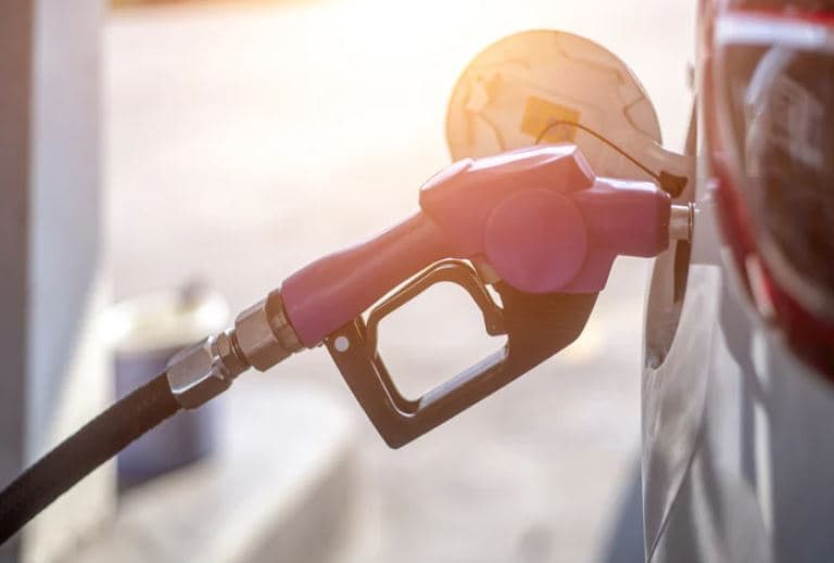 Preço médio da gasolina fica abaixo de R$ 6 pela 1ª vez desde agosto de 2021, diz ANP