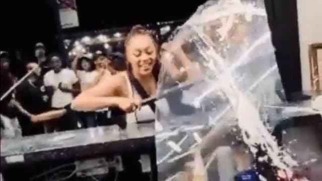 VÍDEO: Mulheres destroem restaurante em Nova York por causa de molho que custa US$ 1,75