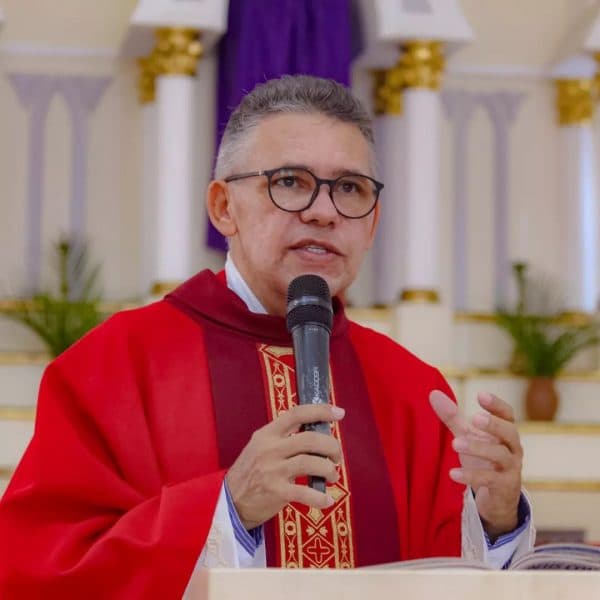 Após escândalo, Arquidiocese nomeia padre Assis para Paróquia de Candelária