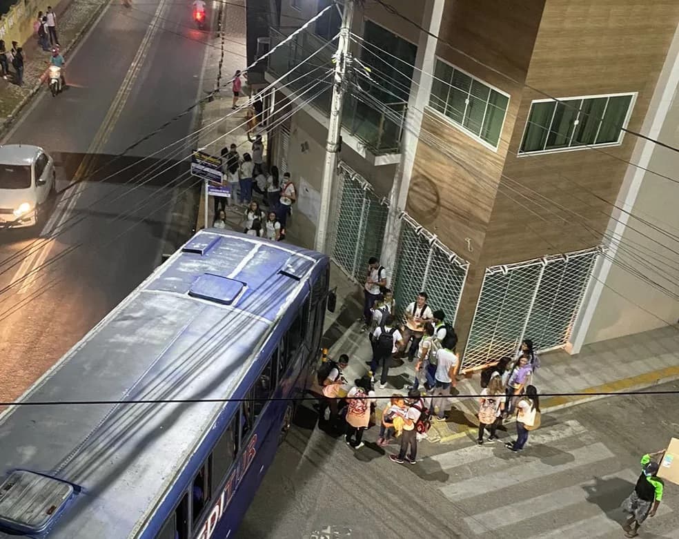 Ônibus escolar sem freio colide com poste em Apodi