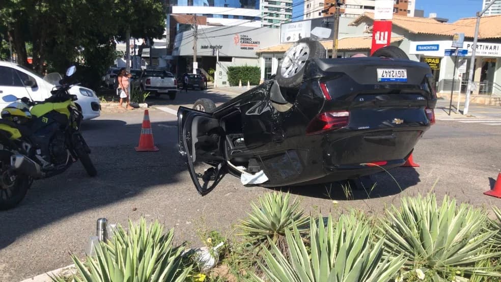 Carro capota após colisão em cruzamento na avenida Rodrigues Alves com a rua Apodi