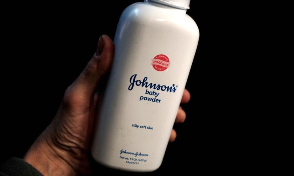Johnson & Johnson encerra venda de talco infantil após casos de câncer