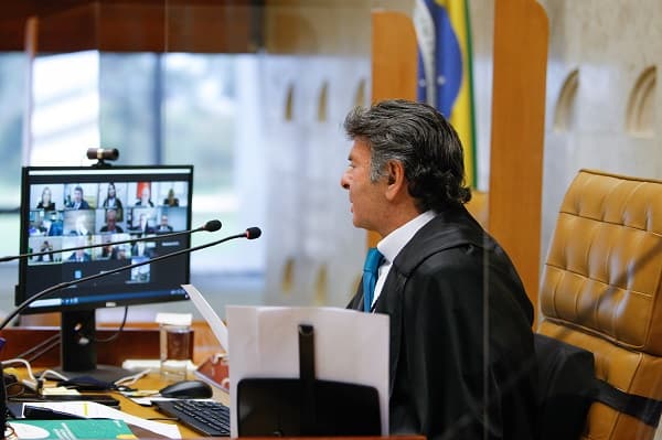 Ministros do STF avaliam pedir aumento salarial de 18%