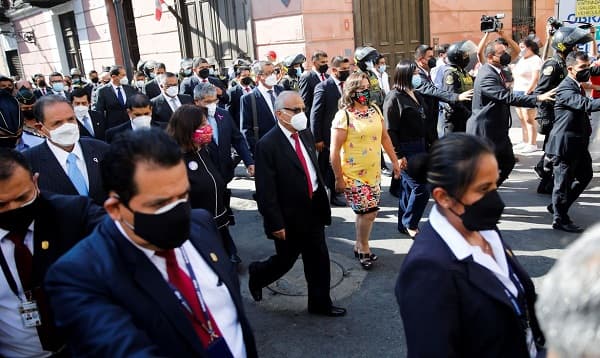 Primeiro-ministro do Peru renuncia pelo Twitter