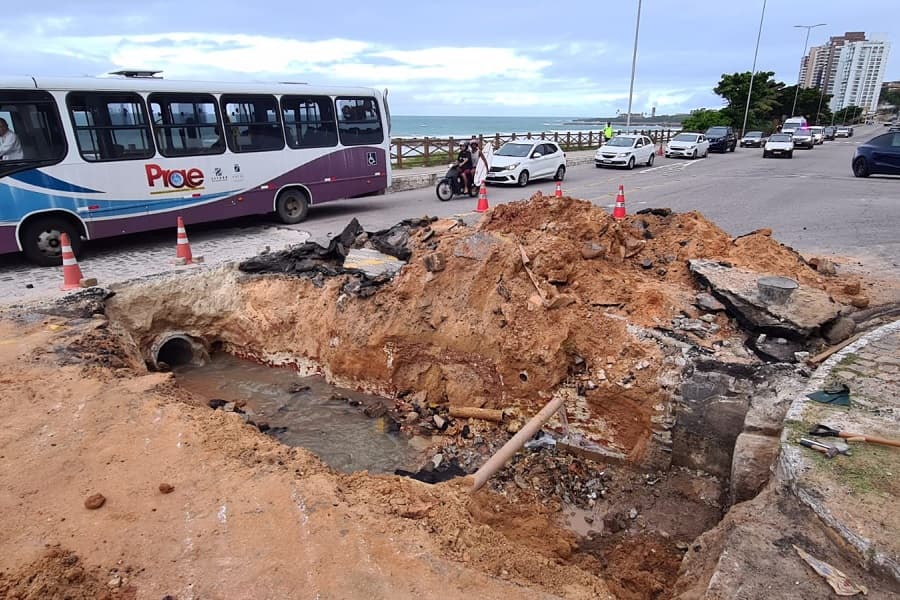Faixa de avenida de Areia Preta é bloqueada para obra e deixa trânsito lento
