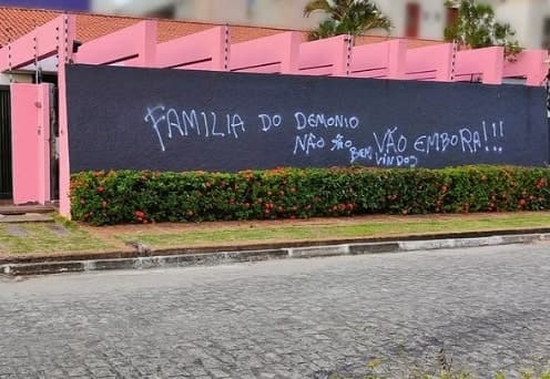 ‘Família do demônio': Homem com oito esposas tem muro de casa pichado com ofensas