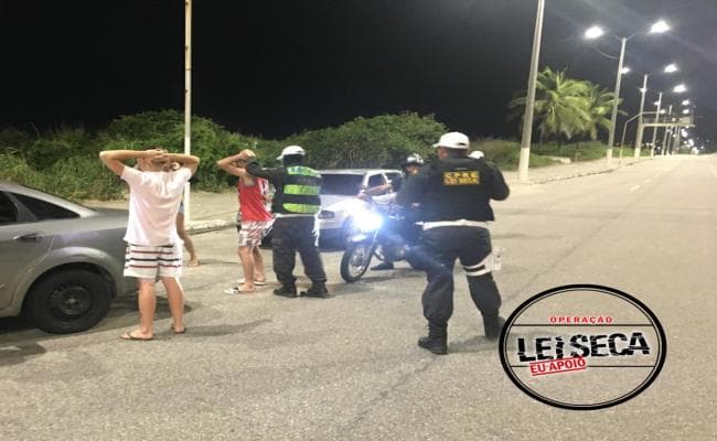 Operação Lei Seca flagra 16 pessoas dirigindo sob efeito de álcool na madrugada desta quarta-feira