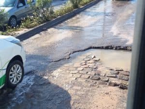 Buraco volta a abrir na avenida Felizardo Moura e deixa trânsito lento na saída da ZN