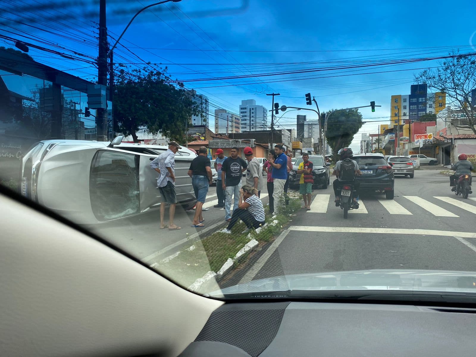 FOTOS: Buraco na Avenida Antônio Basílio causa acidente na manhã de hoje em Natal