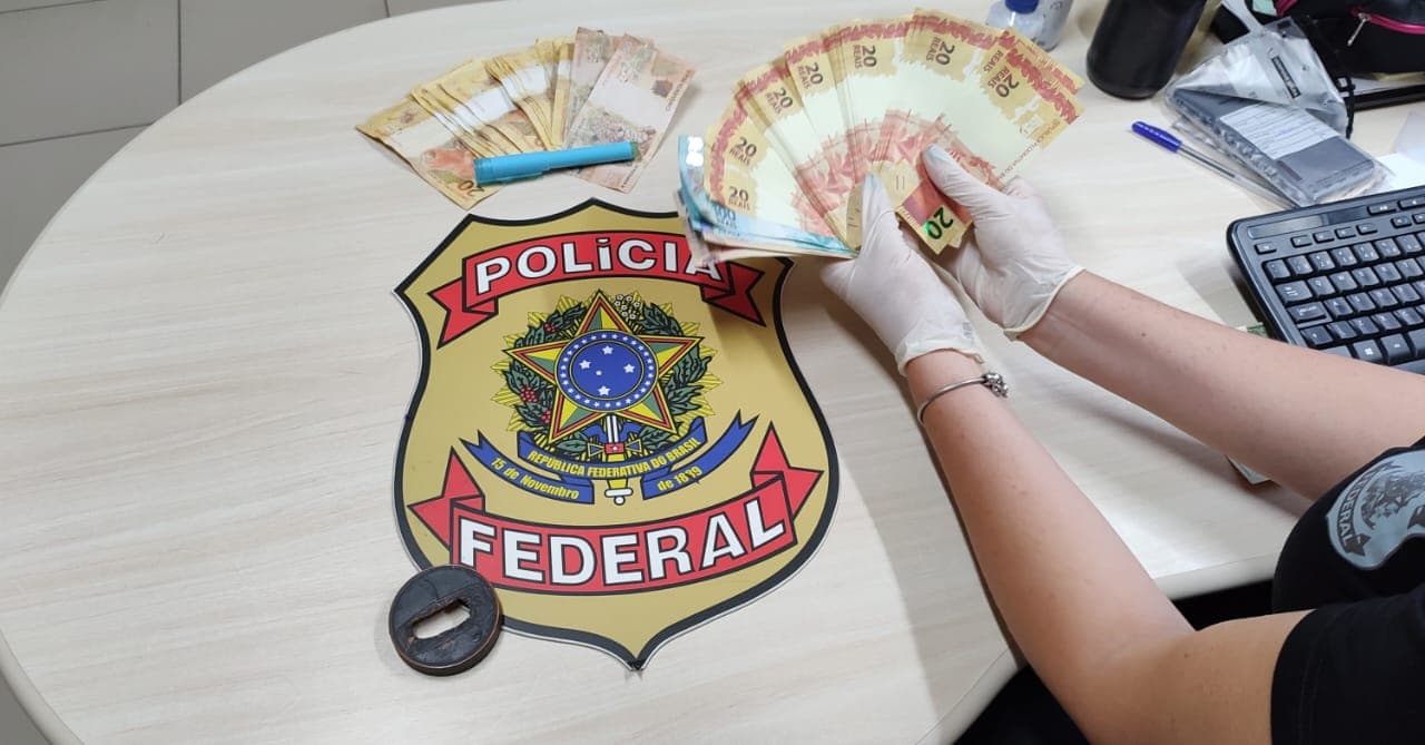 PF apreende dinheiro falso e prende homem que mantinha estufa de maconha em casa