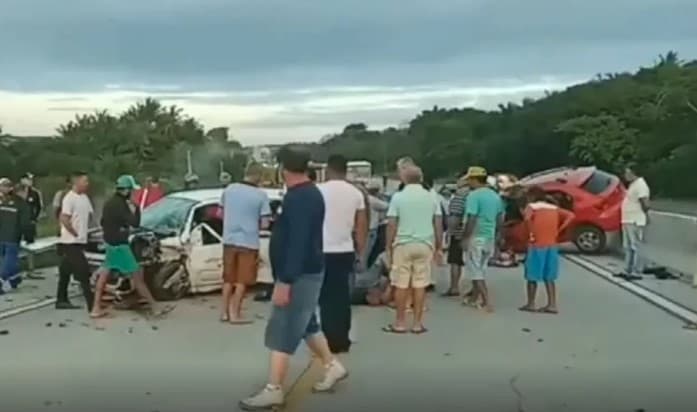 Cinco pessoas ficam gravemente feridas após carros baterem de frente em Macaíba