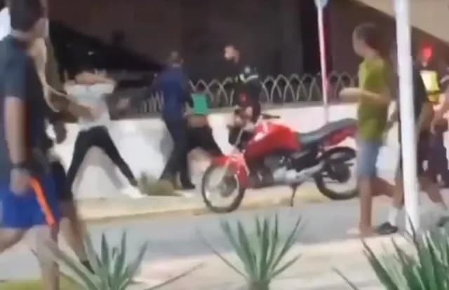 Guarda municipal é afastado de ações de rua após ser filmado agredindo duas pessoas em Mossoró