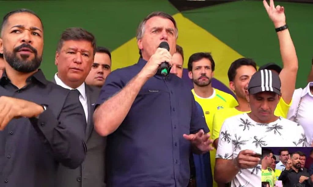 Bolsonaro defende anistia a policiais que matarem em legítima defesa