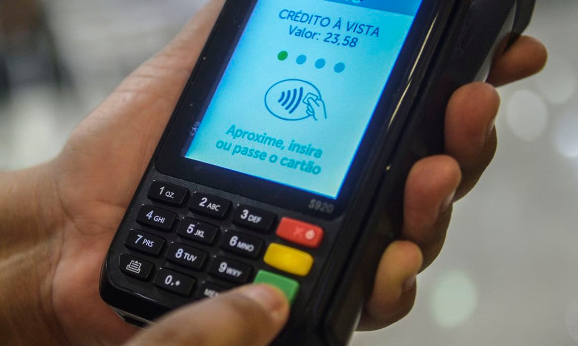 Pagamentos com cartões de crédito e débito crescem 36,5% no primeiro semestre