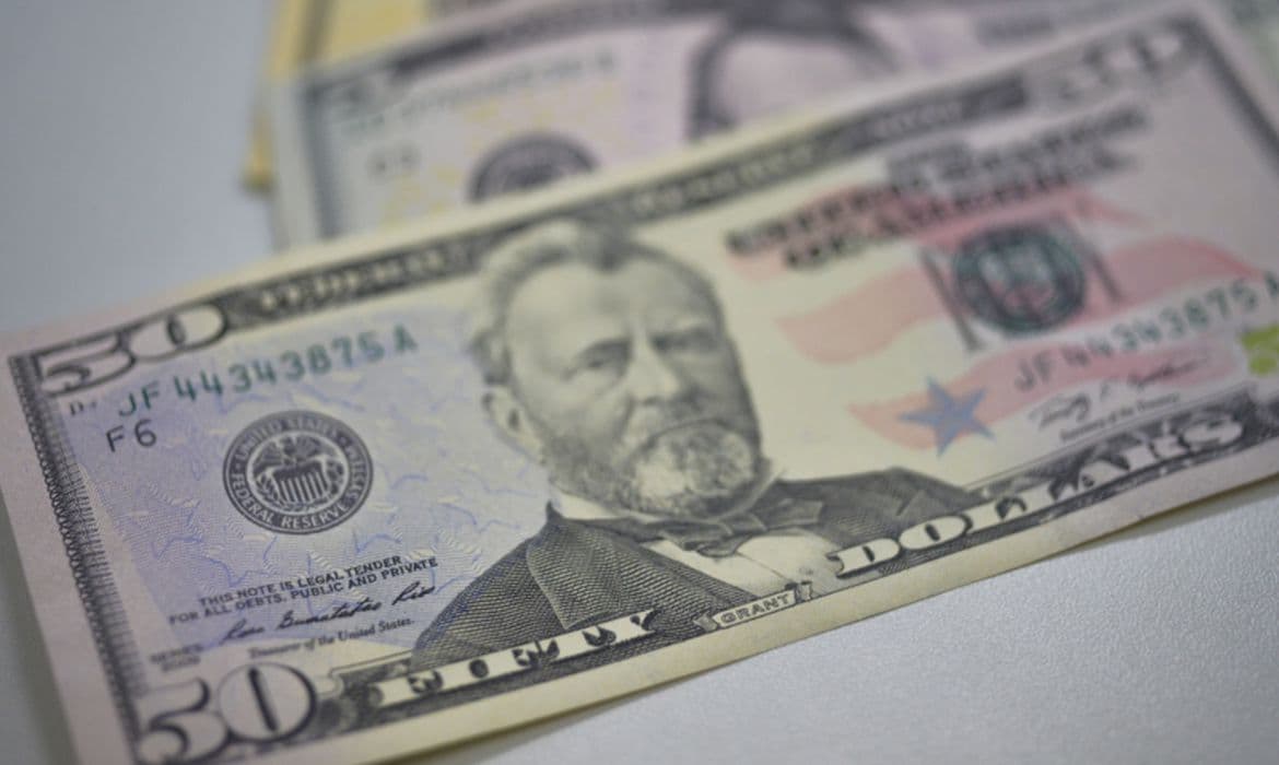 Dólar cai para R$ 5,11 e fecha no menor nível em sete semanas