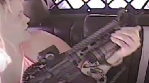 VÍDEO: Mulher detida pela polícia nos EUA se solta de algemas, pega fuzil AR-15 e abre fogo pela janela de viatura