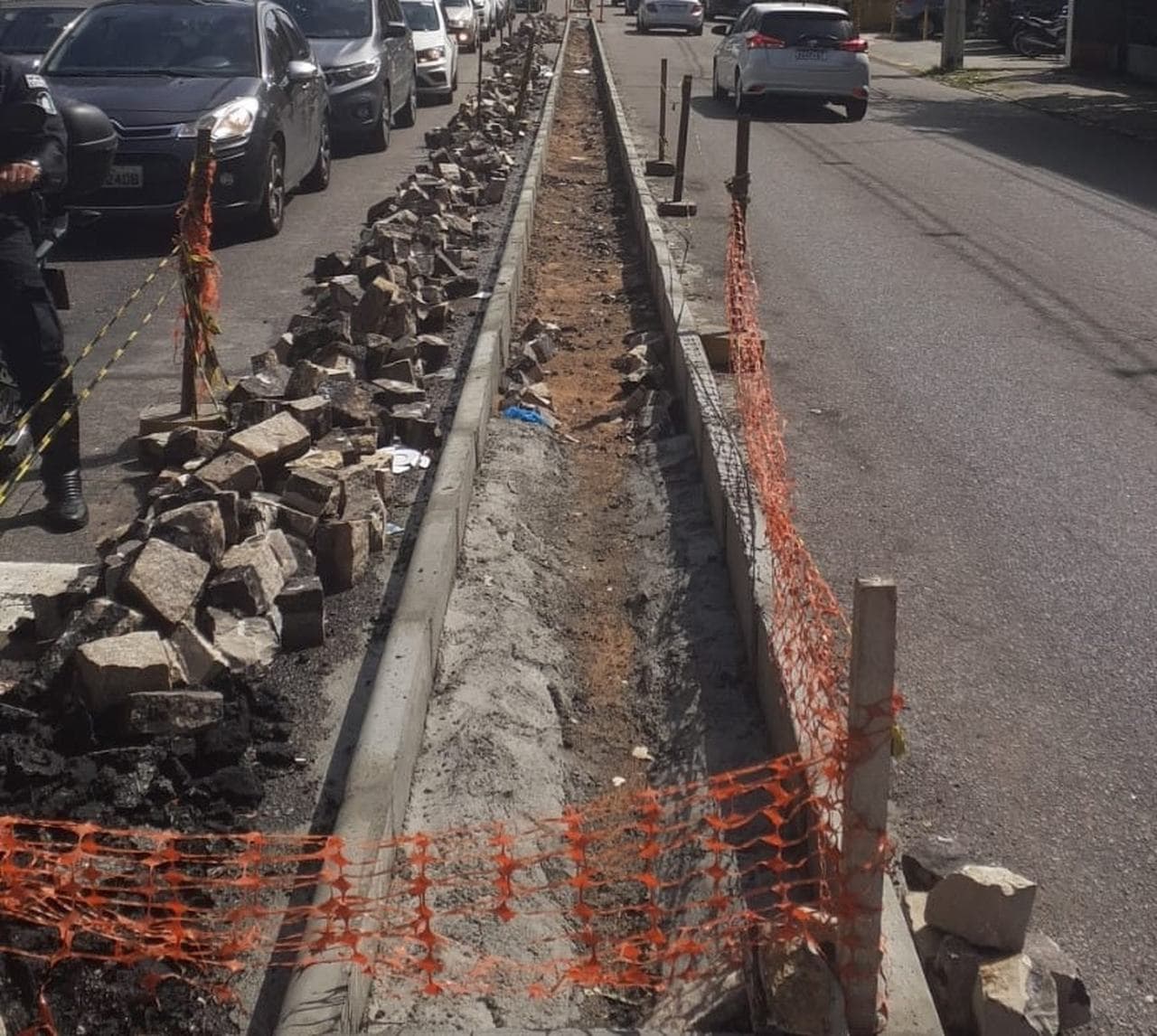 STTU implanta canteiro central em trecho da avenida Romualdo Galvão