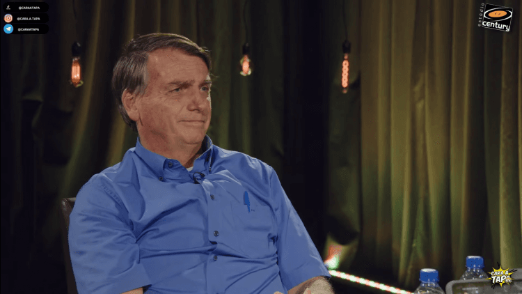 "Eu respeito a bandeira nacional, a esquerda coloca fogo nela", afirma Bolsonaro