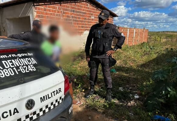 ABSURDO: Adolescente bate na mãe grávida de 5 meses com um pedaço de madeira