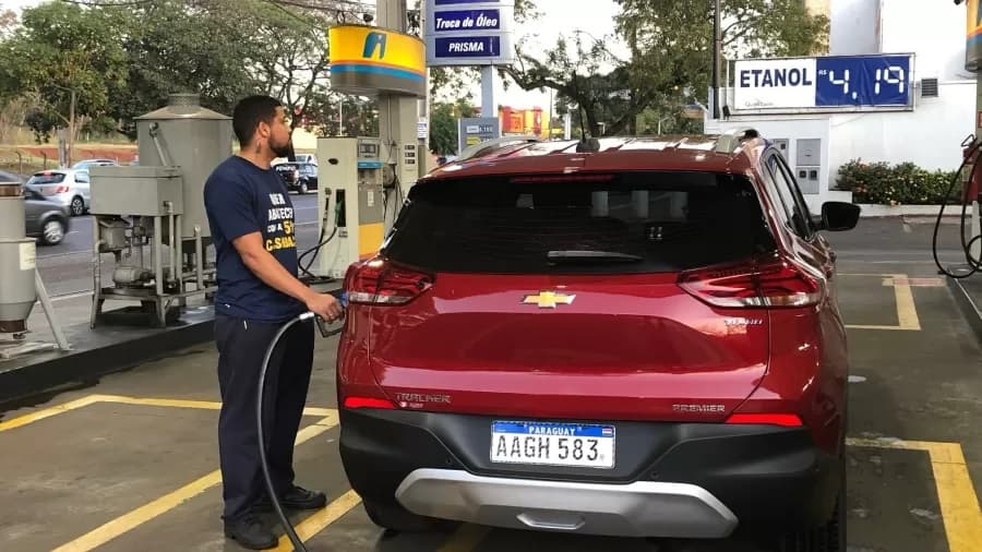 Paraguaios entram no Brasil para comprar gasolina e comida mais baratas