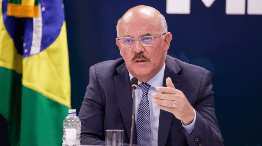 Justiça rejeita denúncia contra Milton Ribeiro por homofobia