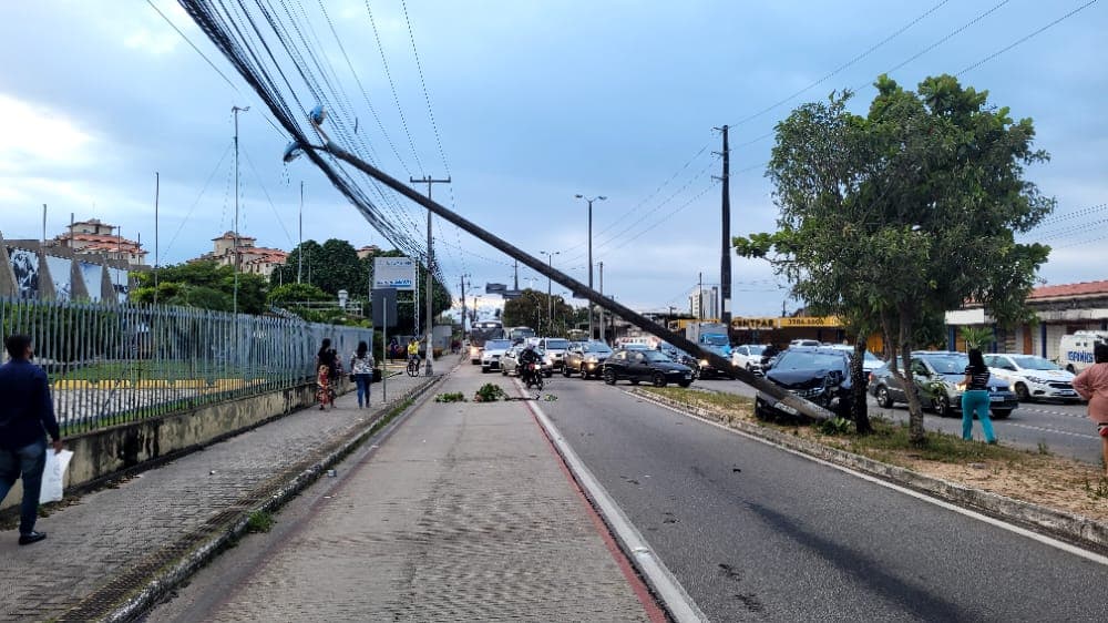 ACIDENTE: Poste fica preso em fios após ser derrubado por carro