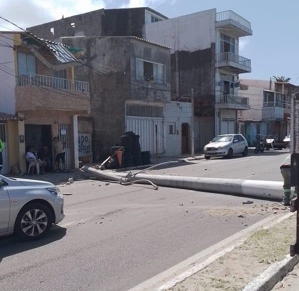 Carro derruba poste e deixa via obstruída na Avenida Café Filho