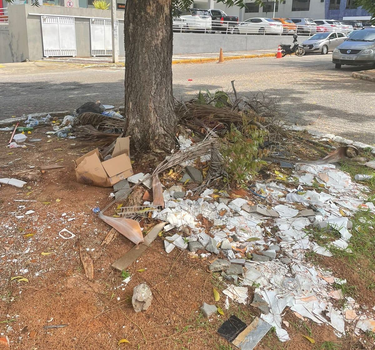 FOTOS: Moradores do Tirol denunciam sujeira deixada por vendedores