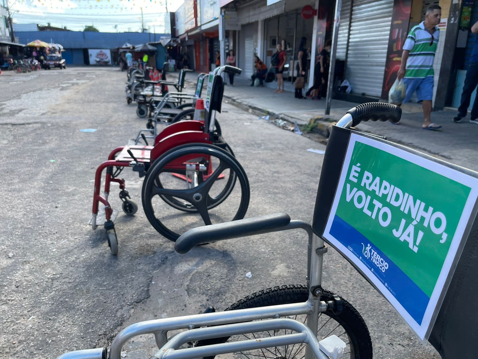 Ação conscientiza motoristas sobre uso de vagas destinadas a pessoas com deficiência, no Alecrim